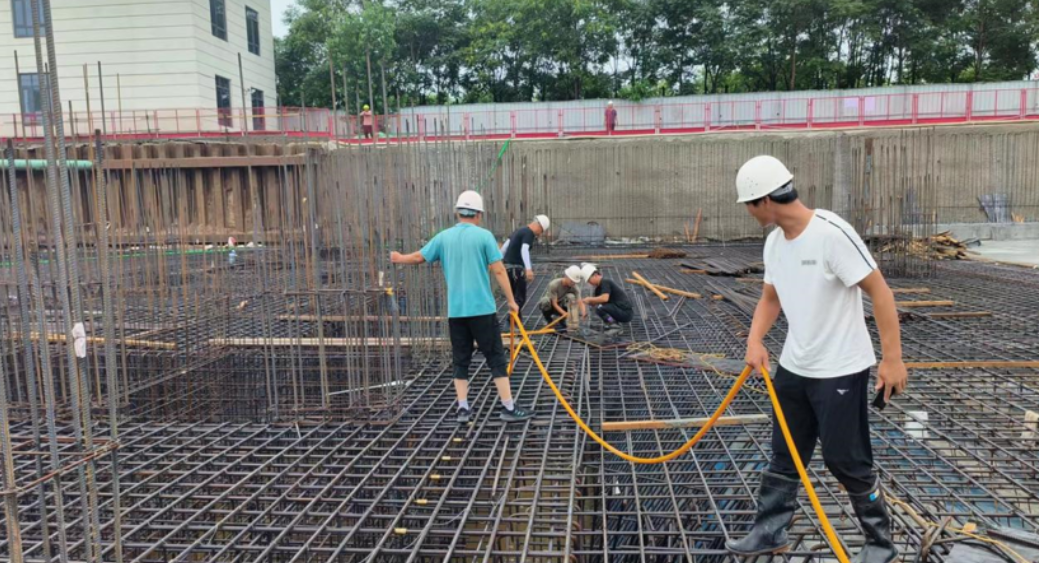 動漫文化創(chuàng)意產業(yè)園項目部雨中應急搶險